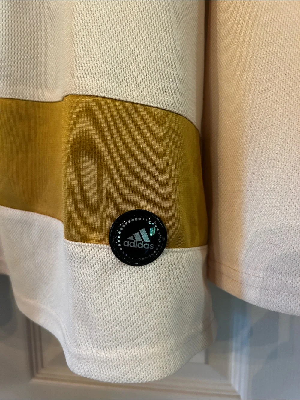 NEW Rare & Unique adidas NHL Gold & Creme Hockey Jersey Vegas #71 Karlsson Large
